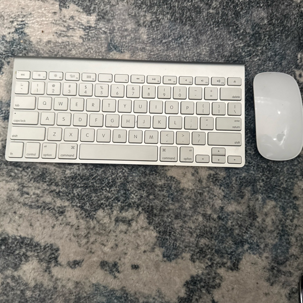 Apple Genuine Wireless Keyboard and Mouse A1314/A1296 -
